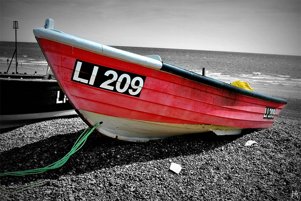 23-red-boat-beack-black-white-lenzak.jpg