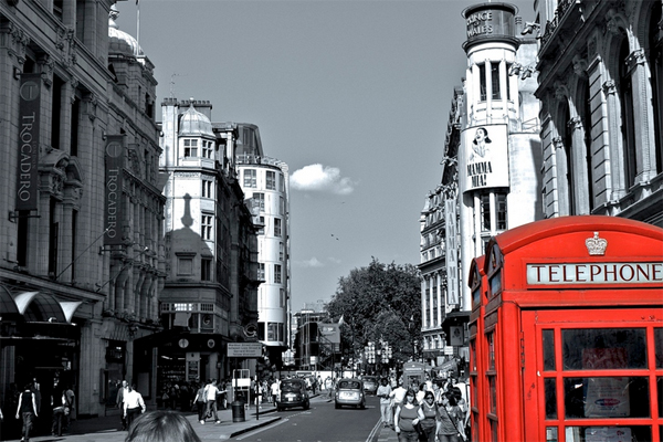 28-red-call-box-london-lenzak.jpg