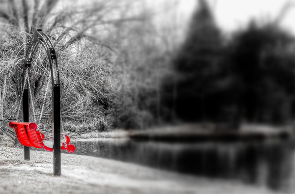 5-black-white-red-park-lake-swing-lenzak.jpg